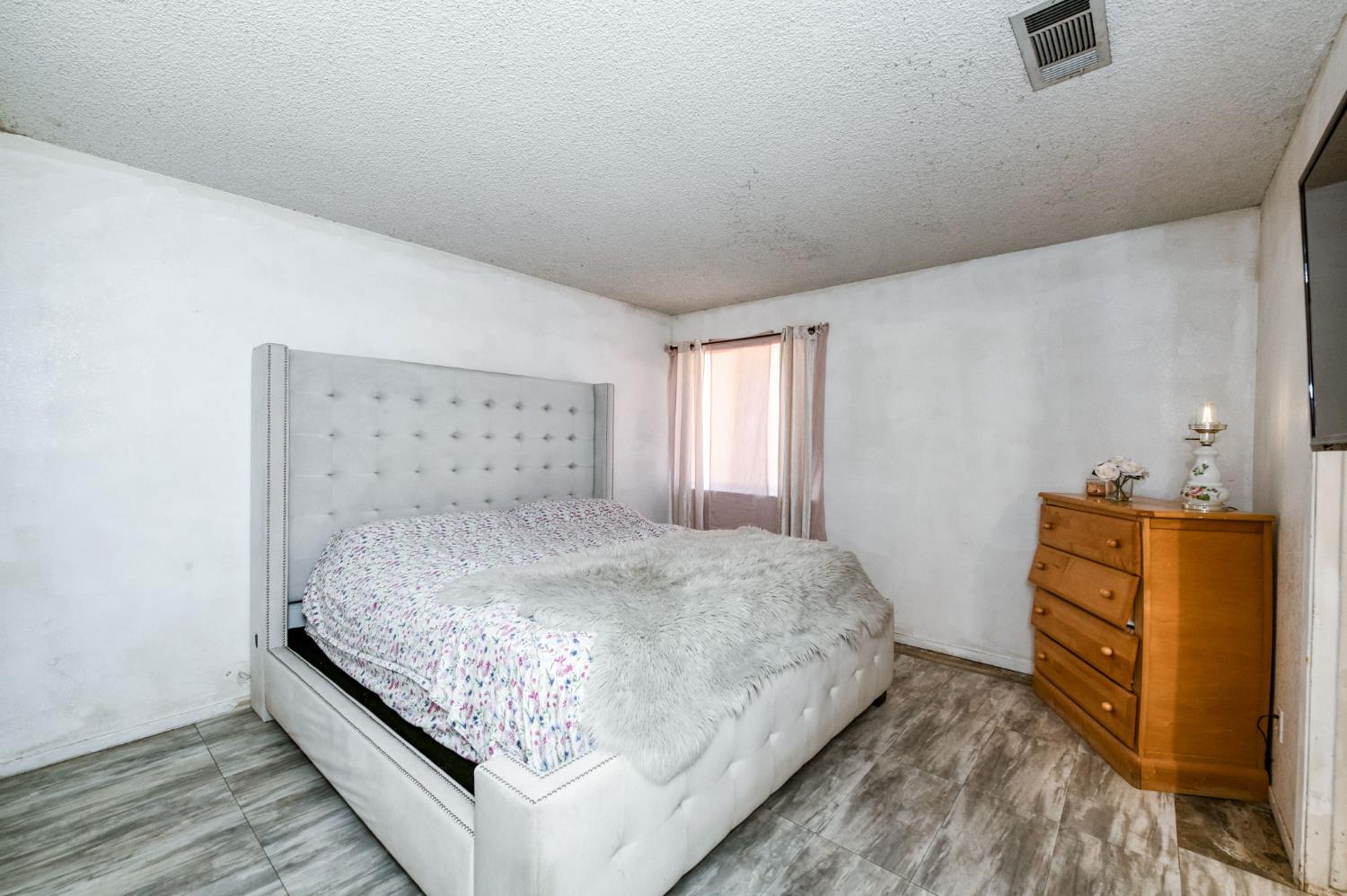 956 Church Ave, Sanger, CA 93657