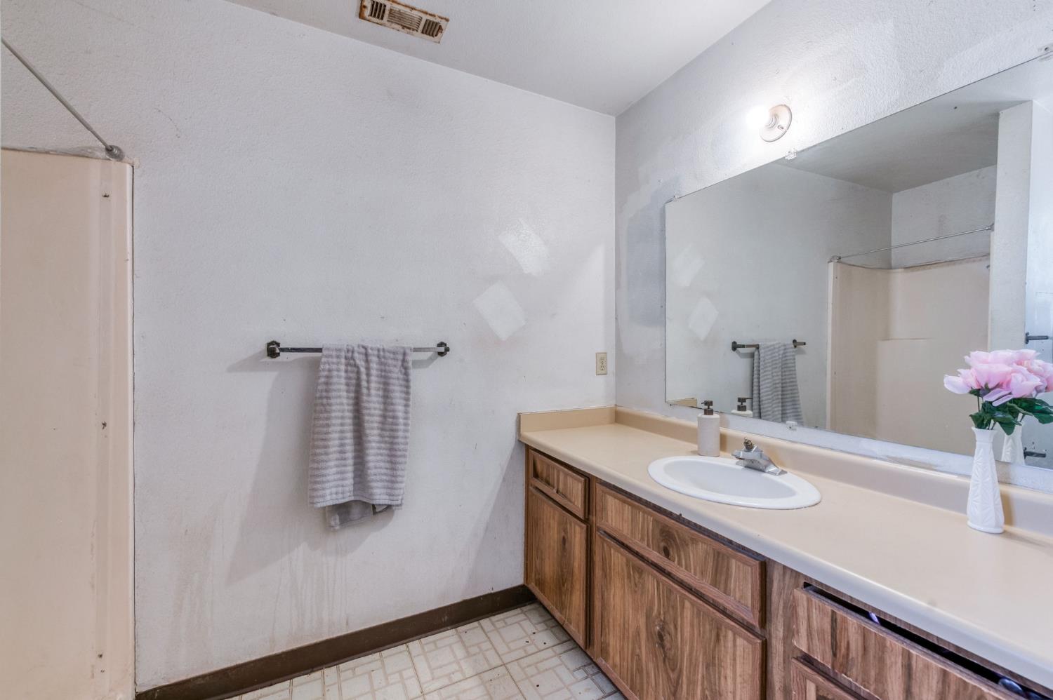 956 Church Ave, Sanger, CA 93657