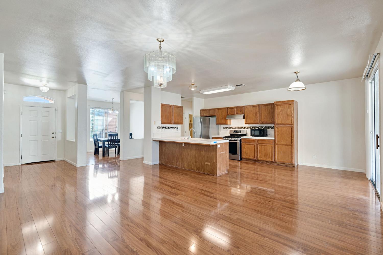 2426 S Larkin Ave, Fresno, CA 93727