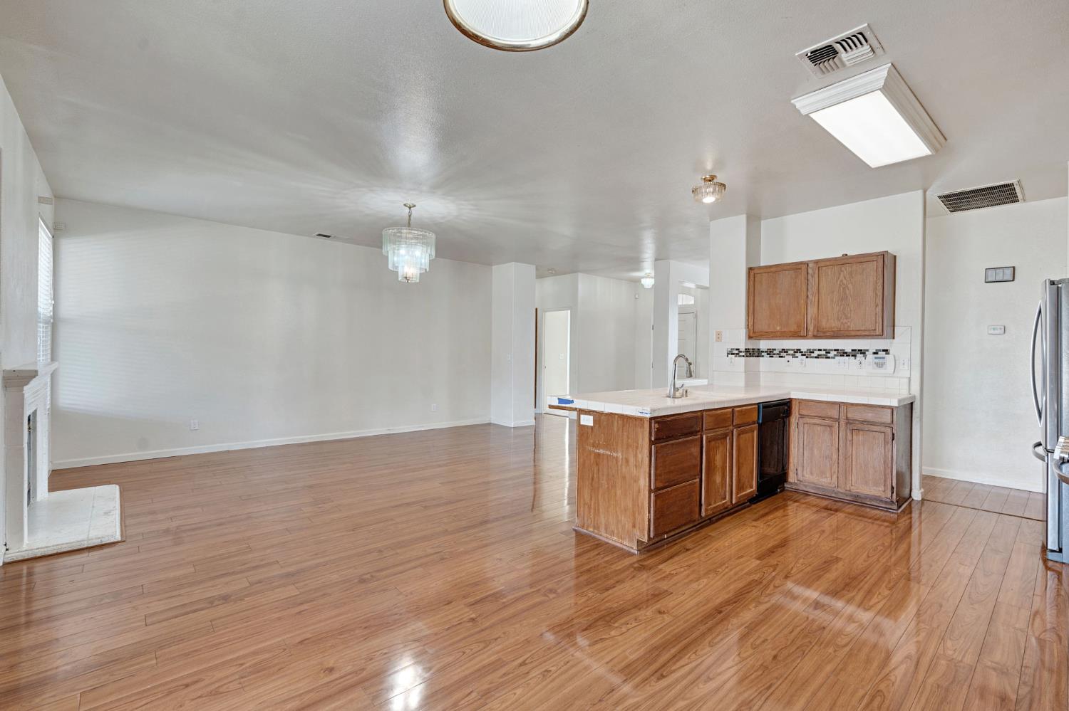 2426 S Larkin Ave, Fresno, CA 93727