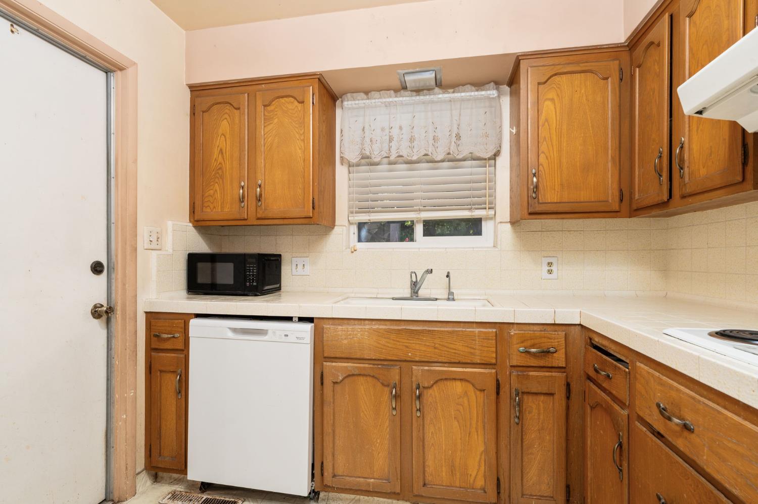 6545 N Raisina Ave, Fresno, CA 93710