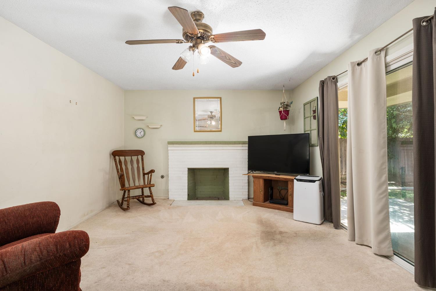 6545 N Raisina Ave, Fresno, CA 93710