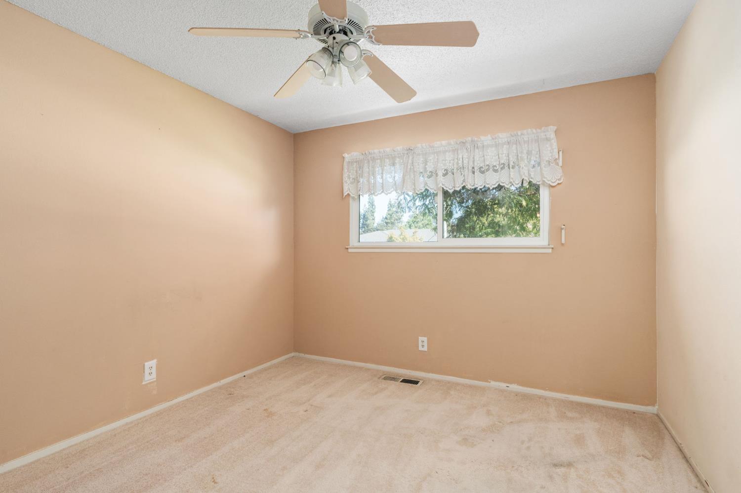 6545 N Raisina Ave, Fresno, CA 93710
