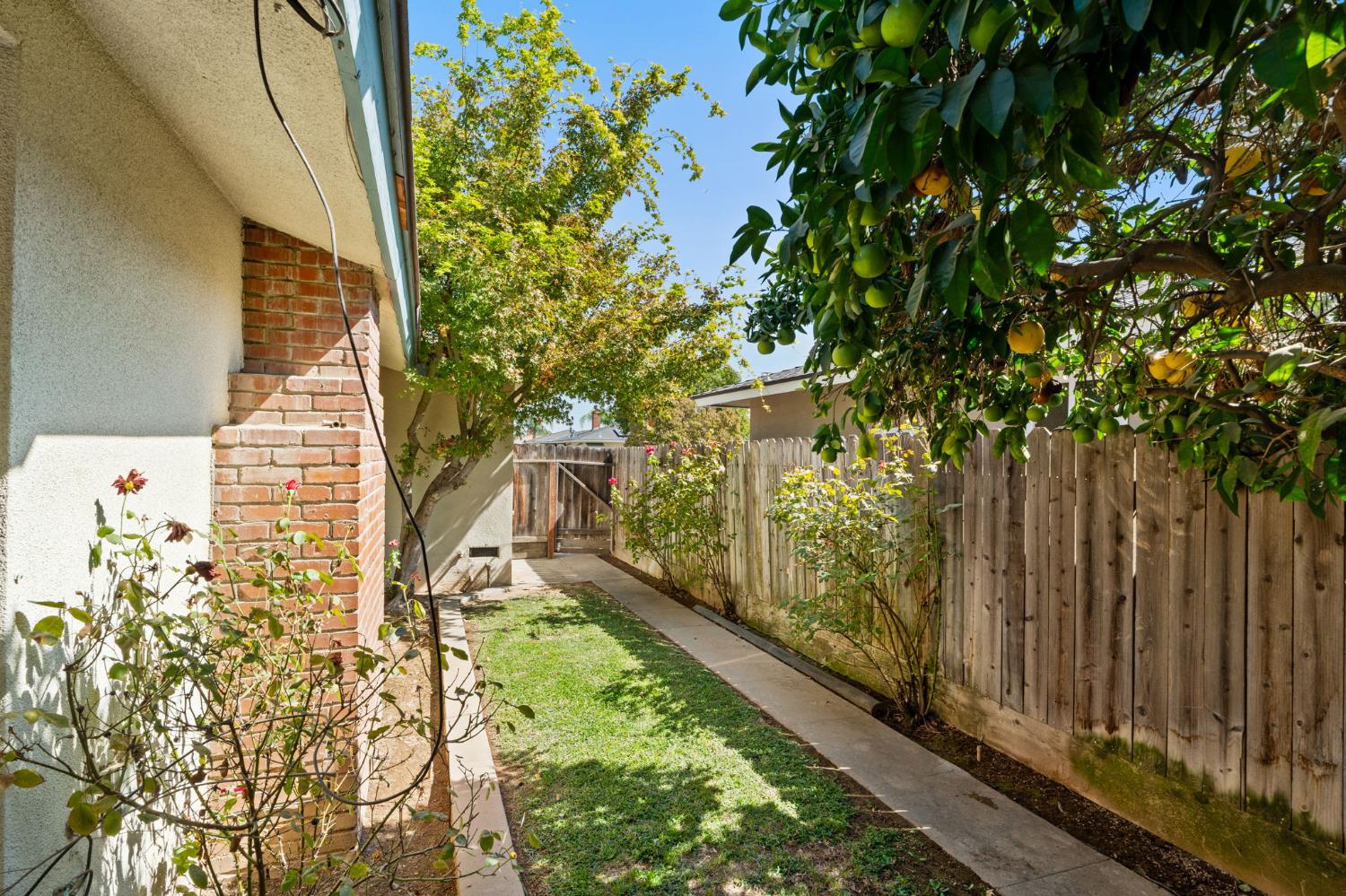 6545 N Raisina Ave, Fresno, CA 93710