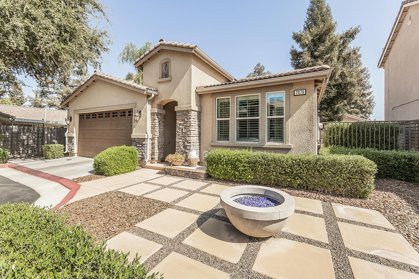7076 N Cedar Hill Dr, Fresno, CA 93722