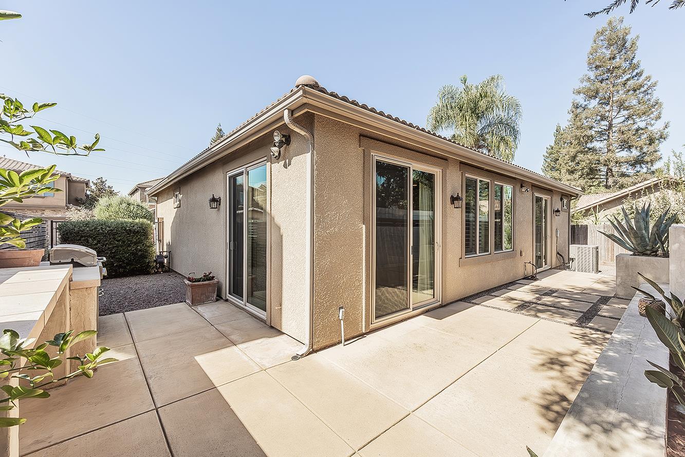 7076 N Cedar Hill Dr, Fresno, CA 93722