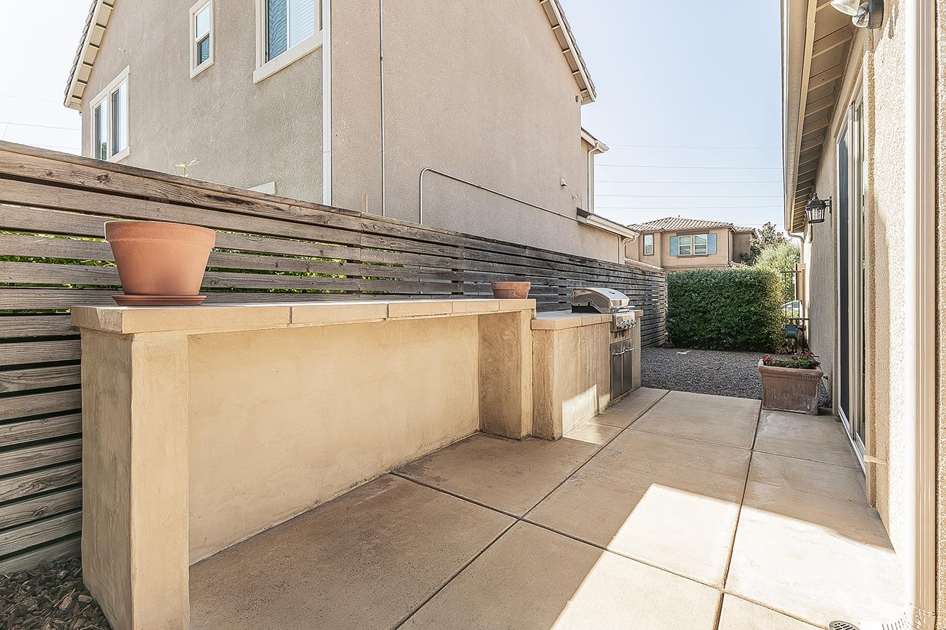 7076 N Cedar Hill Dr, Fresno, CA 93722