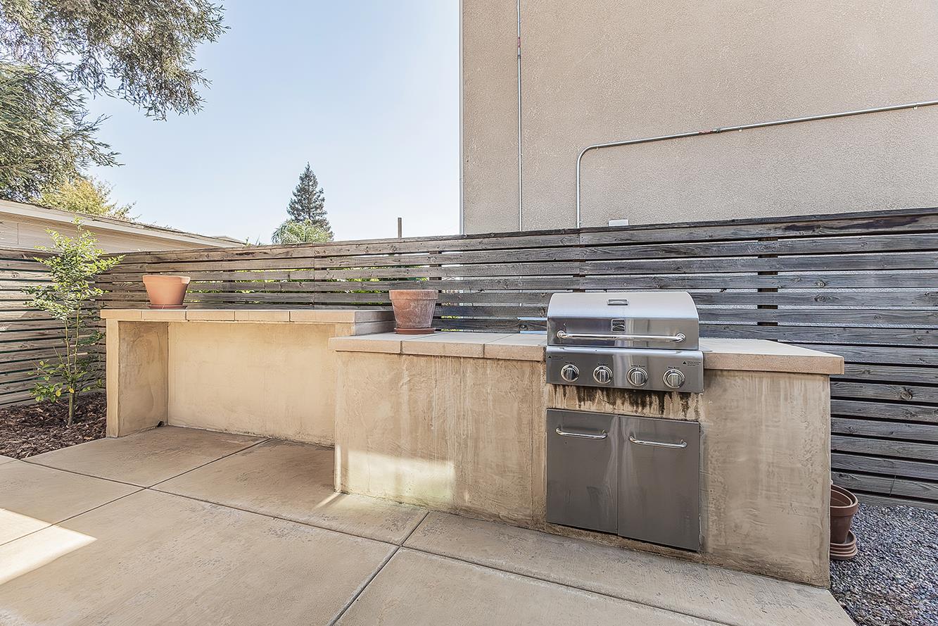 7076 N Cedar Hill Dr, Fresno, CA 93722