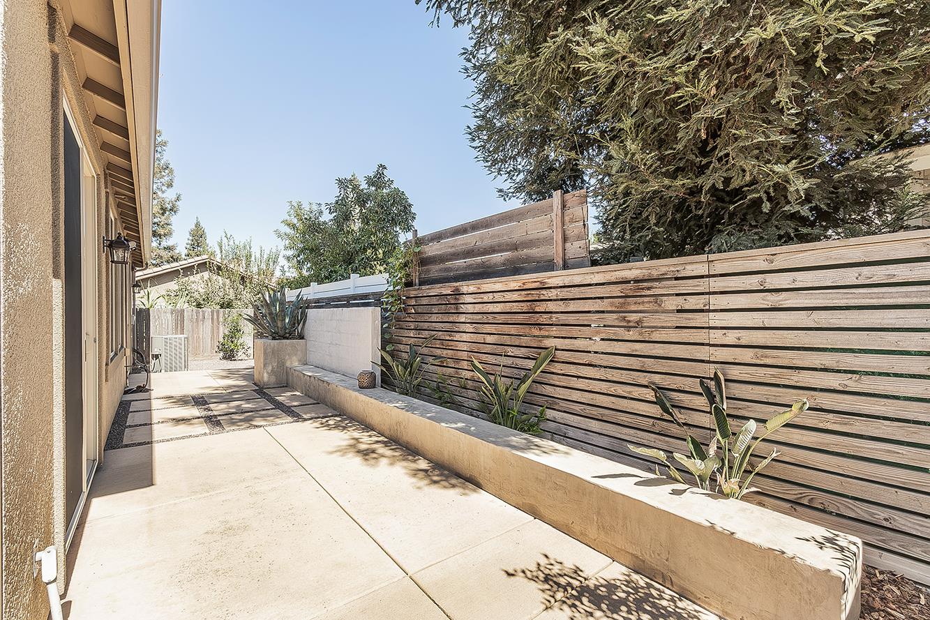 7076 N Cedar Hill Dr, Fresno, CA 93722