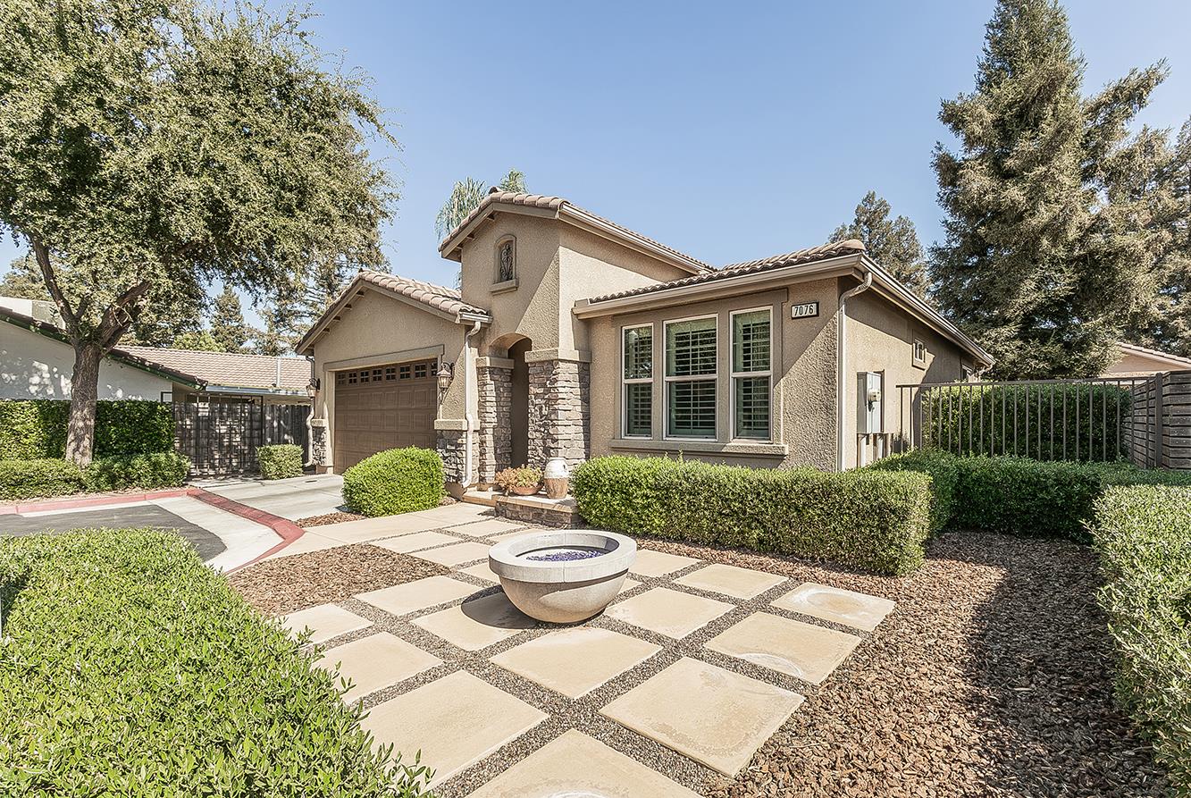 7076 N Cedar Hill Dr, Fresno, CA 93722