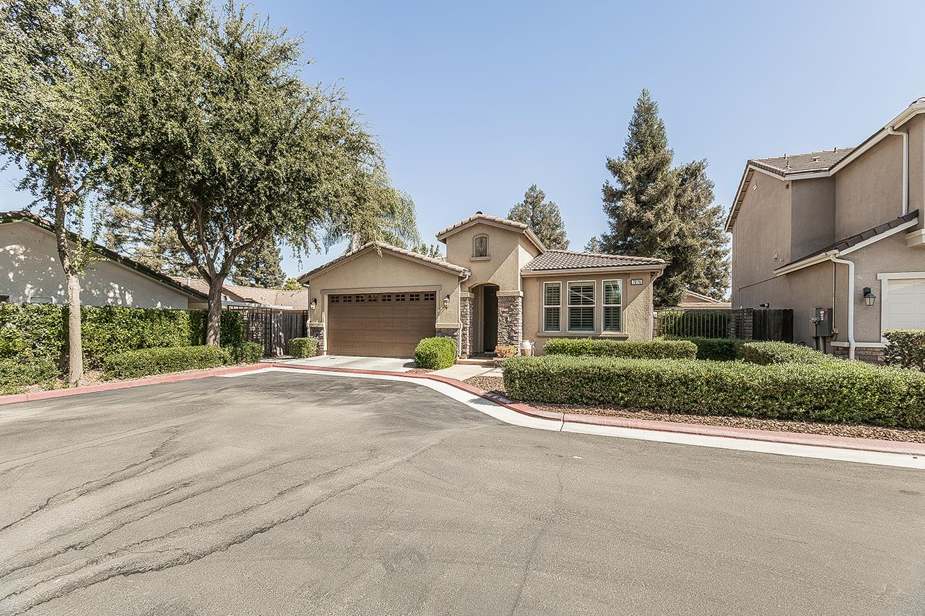 7076 N Cedar Hill Dr, Fresno, CA 93722