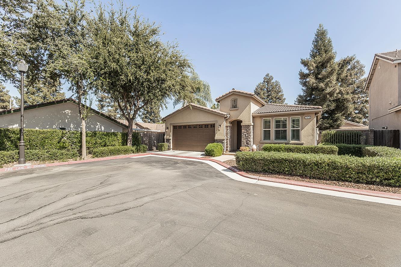 7076 N Cedar Hill Dr, Fresno, CA 93722