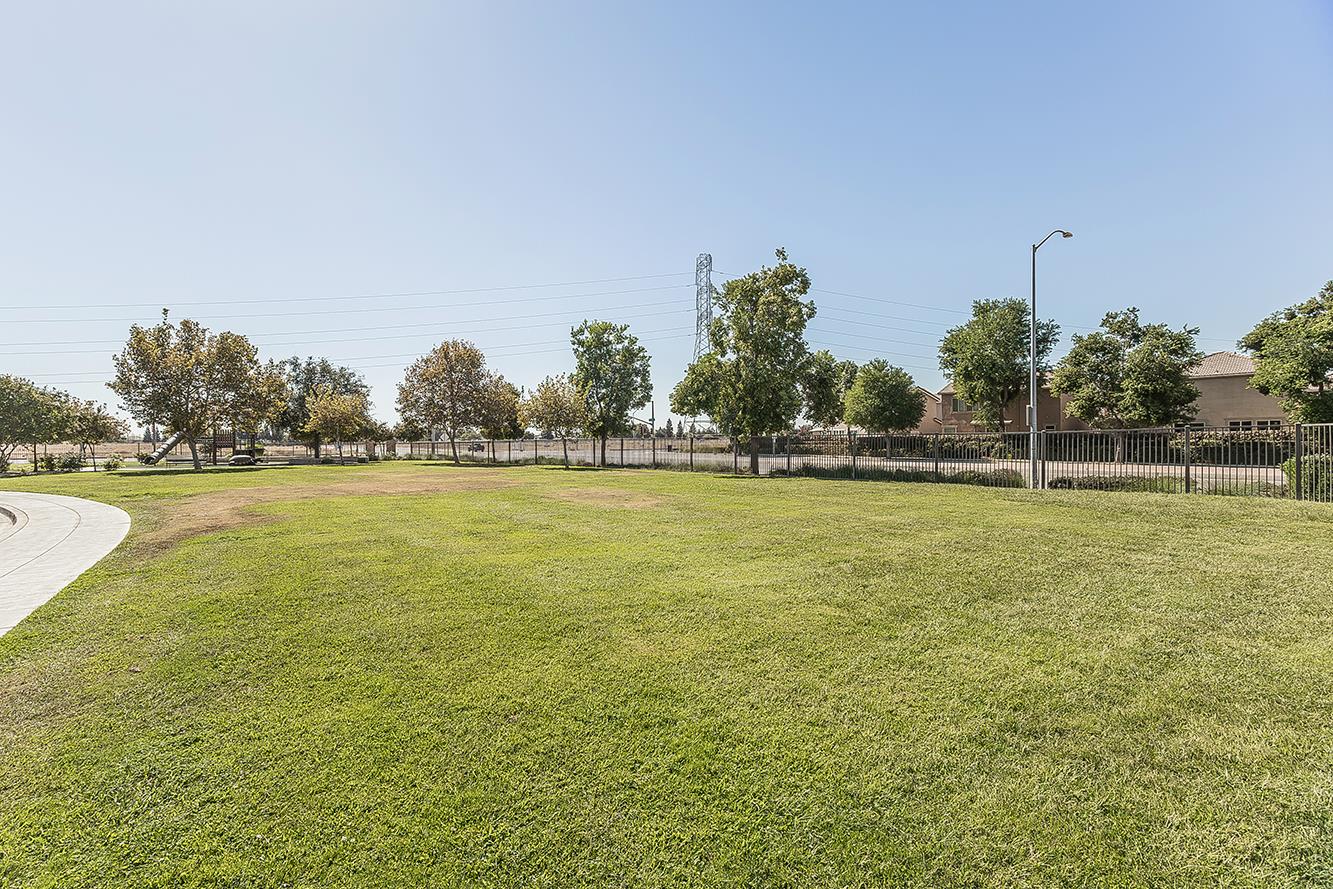 7076 N Cedar Hill Dr, Fresno, CA 93722