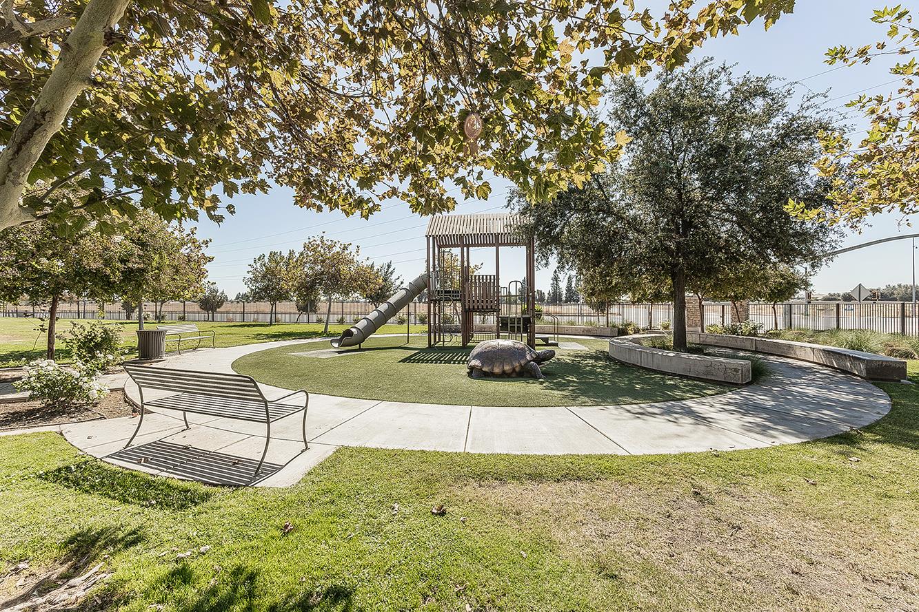 7076 N Cedar Hill Dr, Fresno, CA 93722