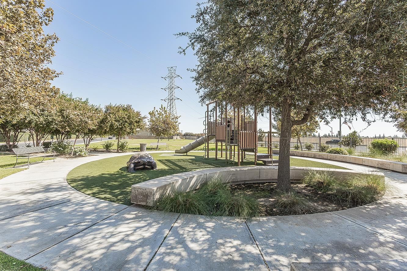 7076 N Cedar Hill Dr, Fresno, CA 93722