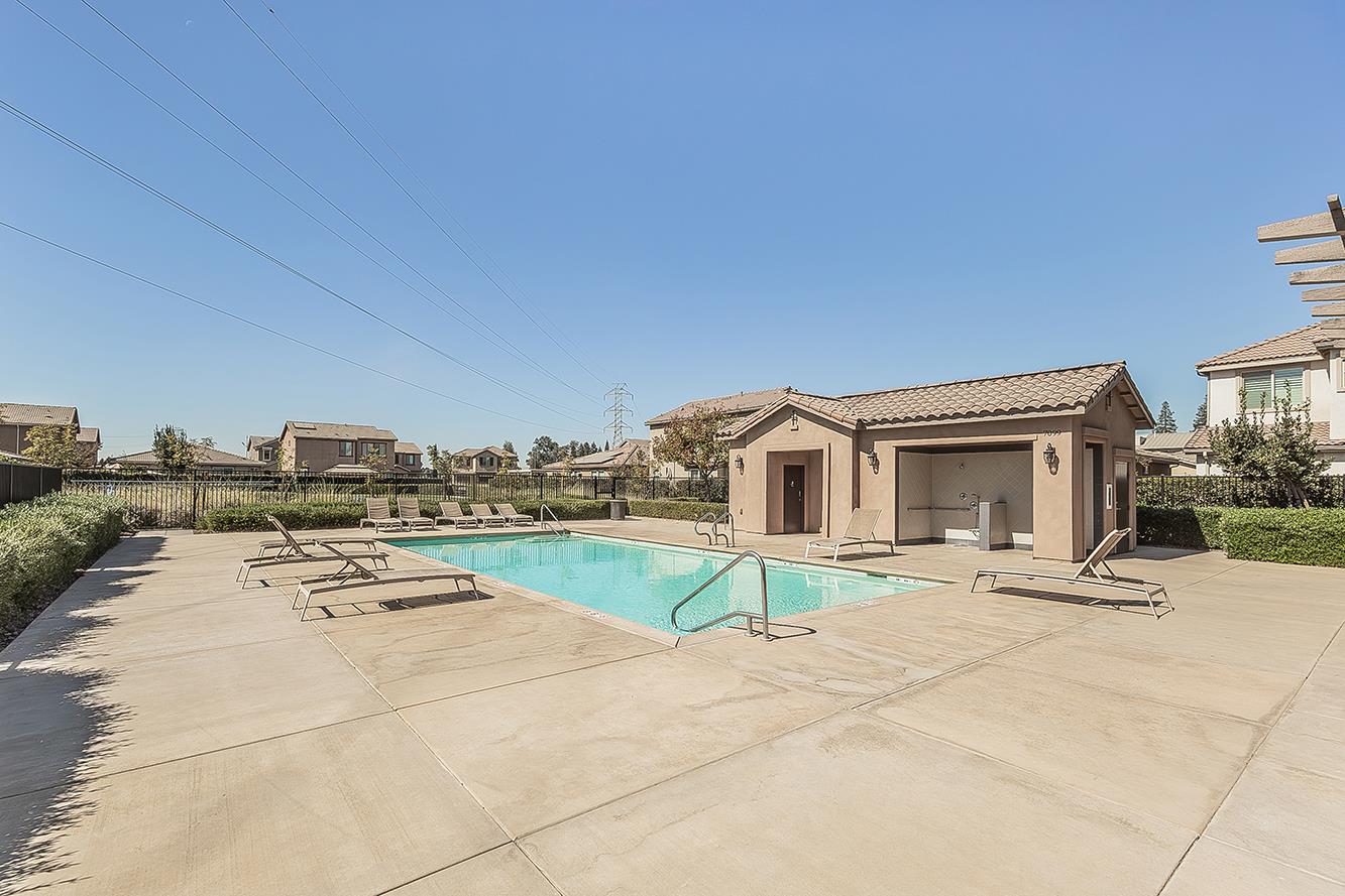 7076 N Cedar Hill Dr, Fresno, CA 93722