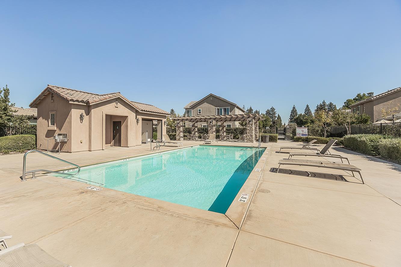 7076 N Cedar Hill Dr, Fresno, CA 93722