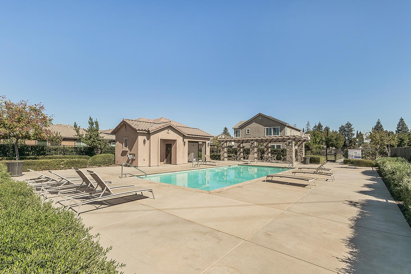 7076 N Cedar Hill Dr, Fresno, CA 93722