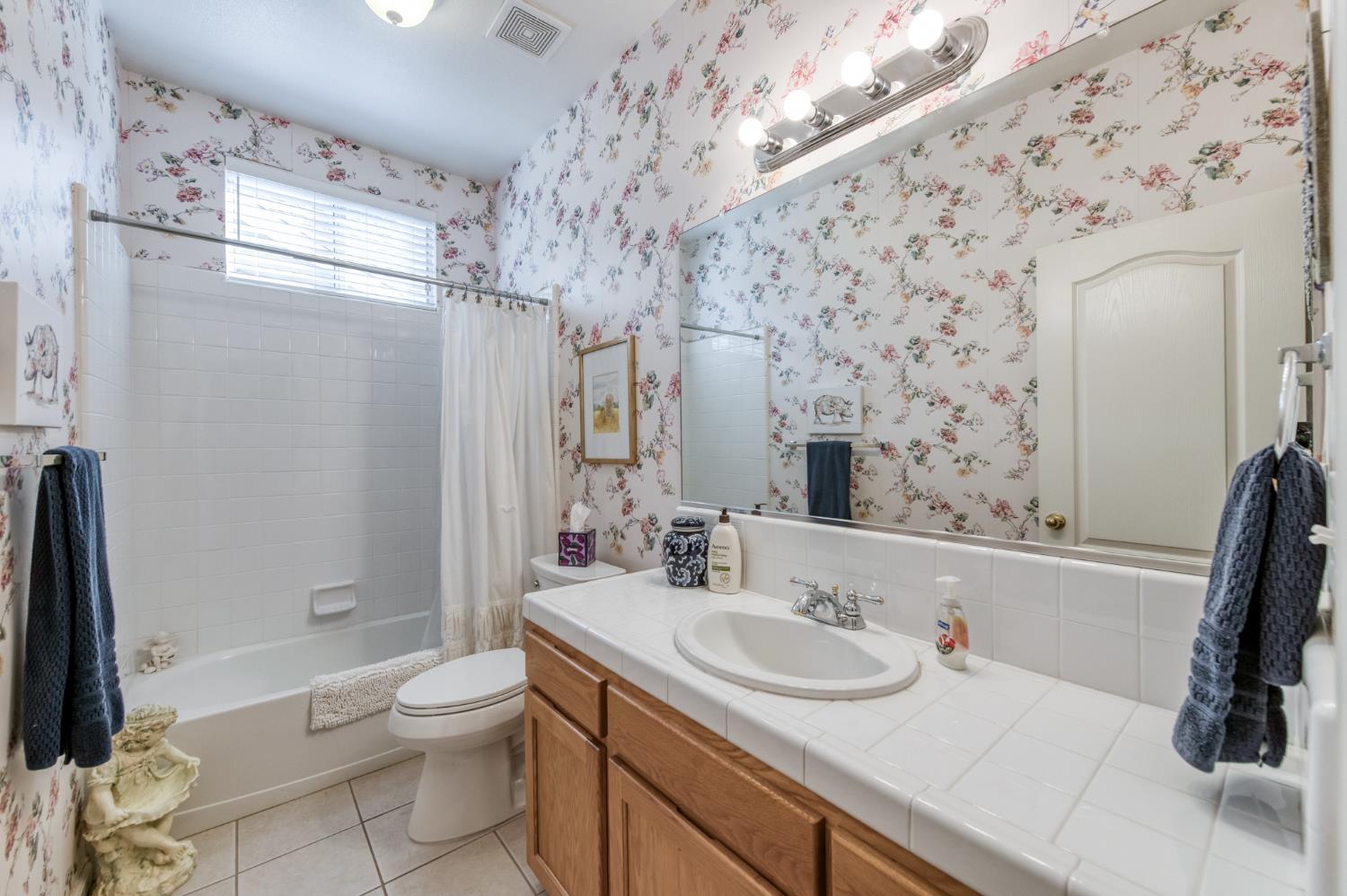 2560 E El Paso Ave, Fresno, CA 93720