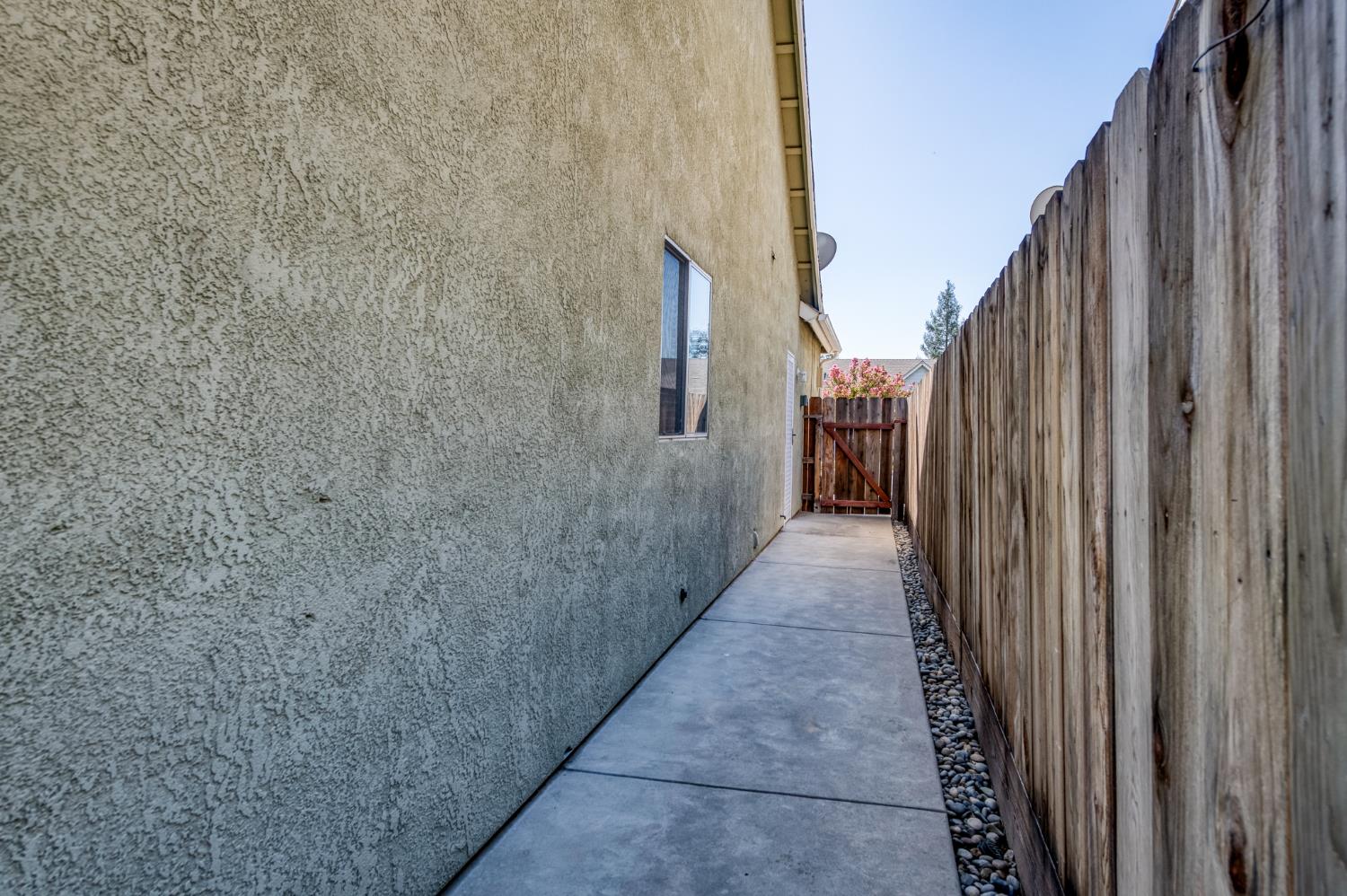 2560 E El Paso Ave, Fresno, CA 93720