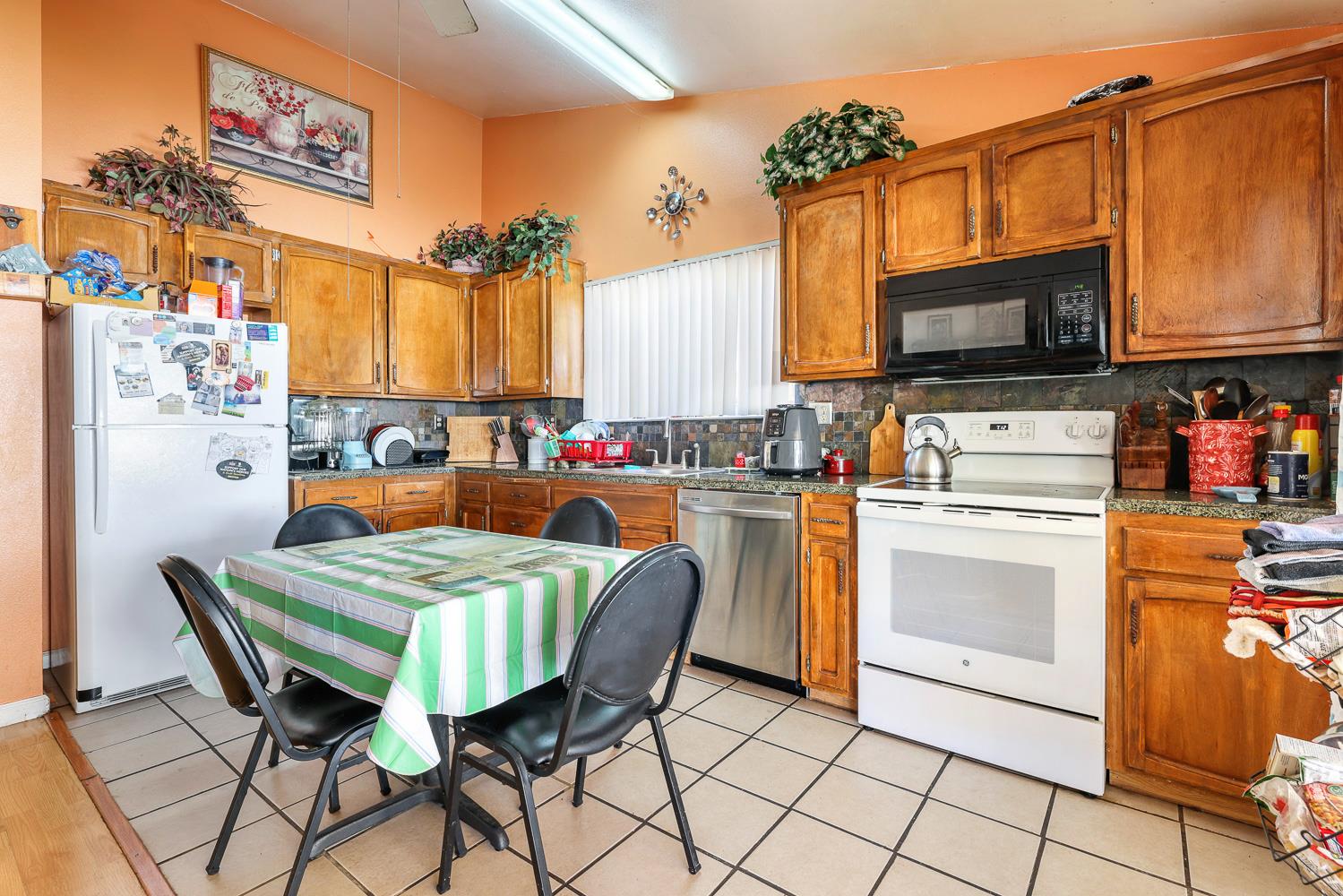275 E Pleasant St, Coalinga, CA 93210