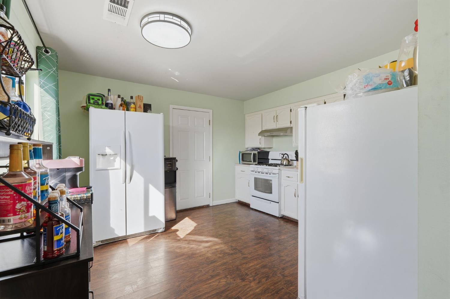 11861 Chris Ln, Hanford, CA 93230