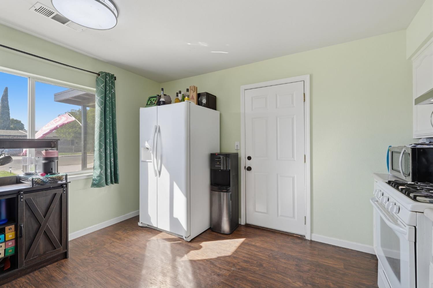 11861 Chris Ln, Hanford, CA 93230
