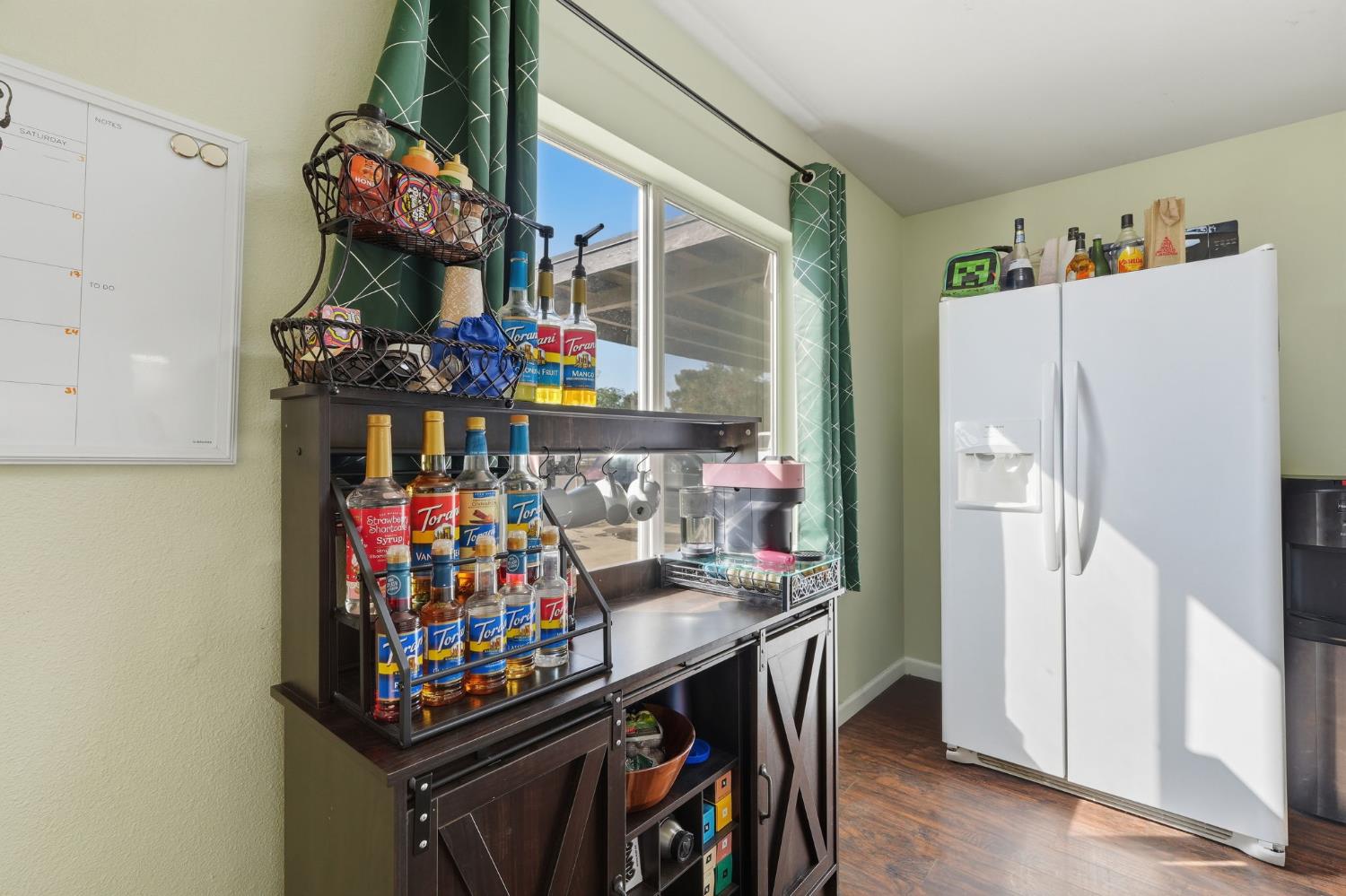 11861 Chris Ln, Hanford, CA 93230