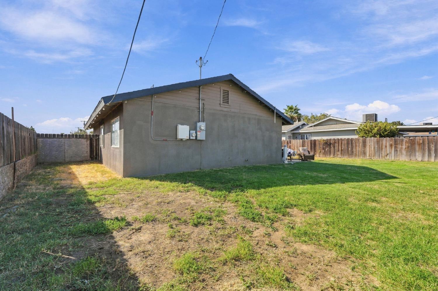 11861 Chris Ln, Hanford, CA 93230