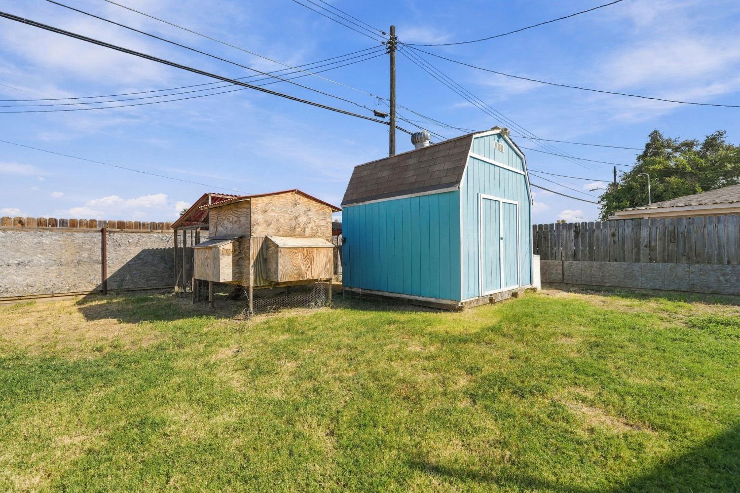 11861 Chris Ln, Hanford, CA 93230