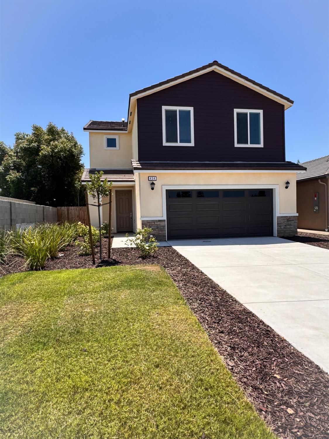 454 W Windsor Ave, Clovis, CA 93612