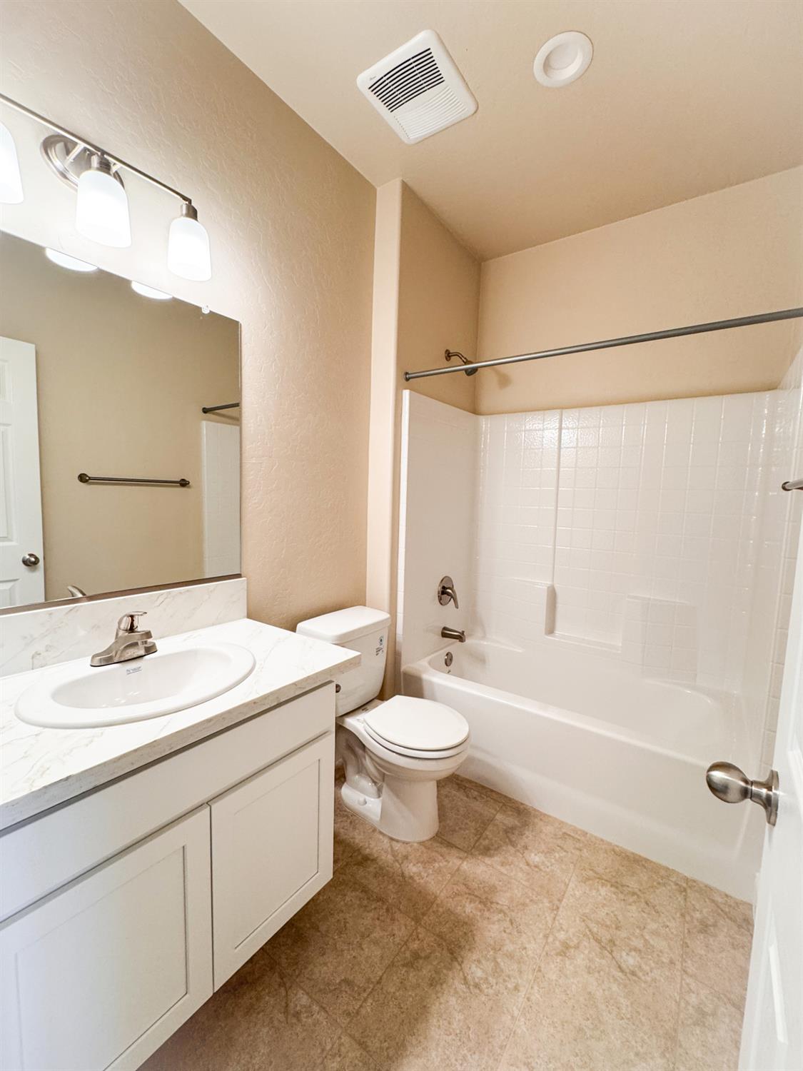 454 W Windsor Ave, Clovis, CA 93612