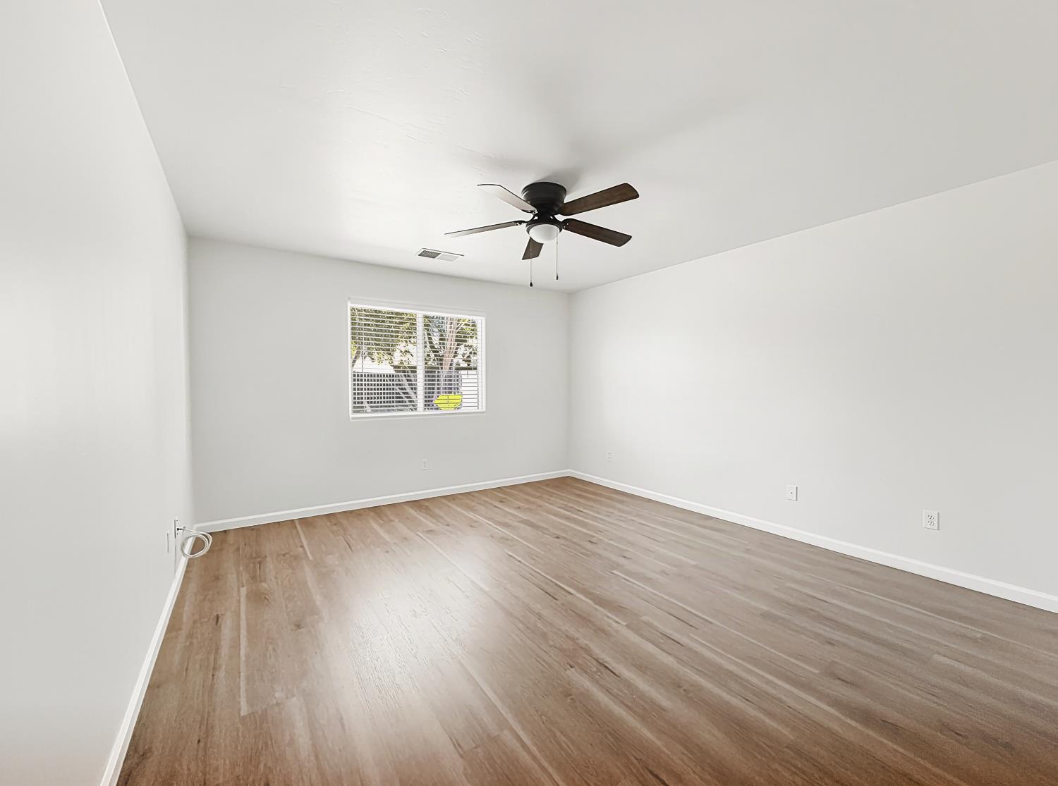 3233 S Virmargo Ct, Visalia, CA 93292