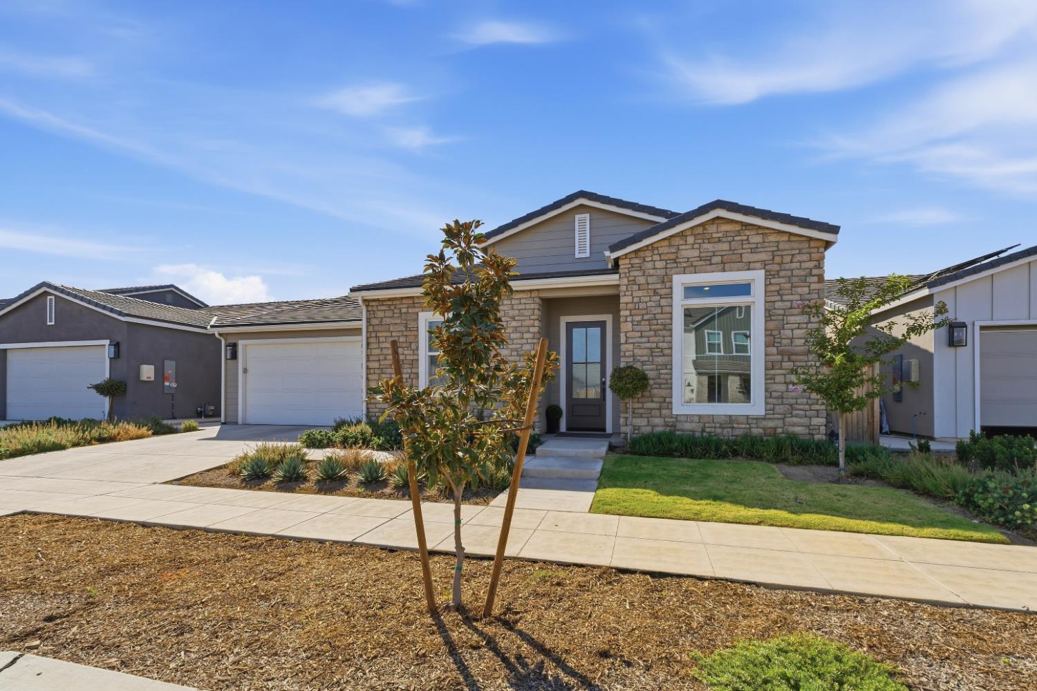 2232 N Russell Ave, Clovis, CA 93619