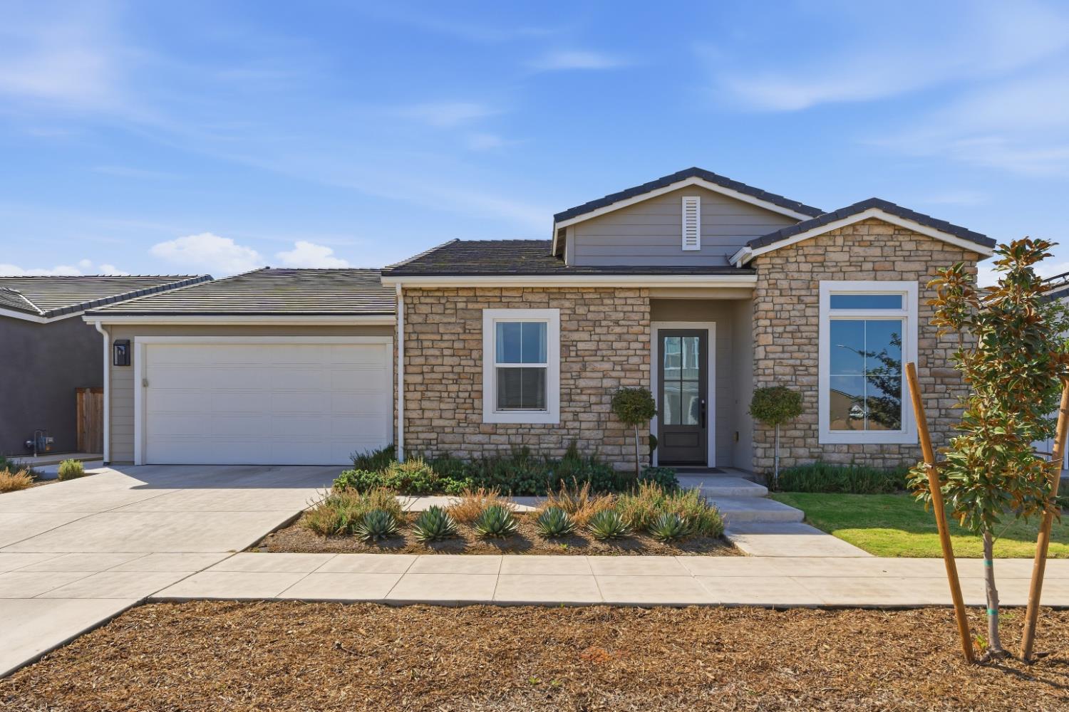 2232 N Russell Ave, Clovis, CA 93619