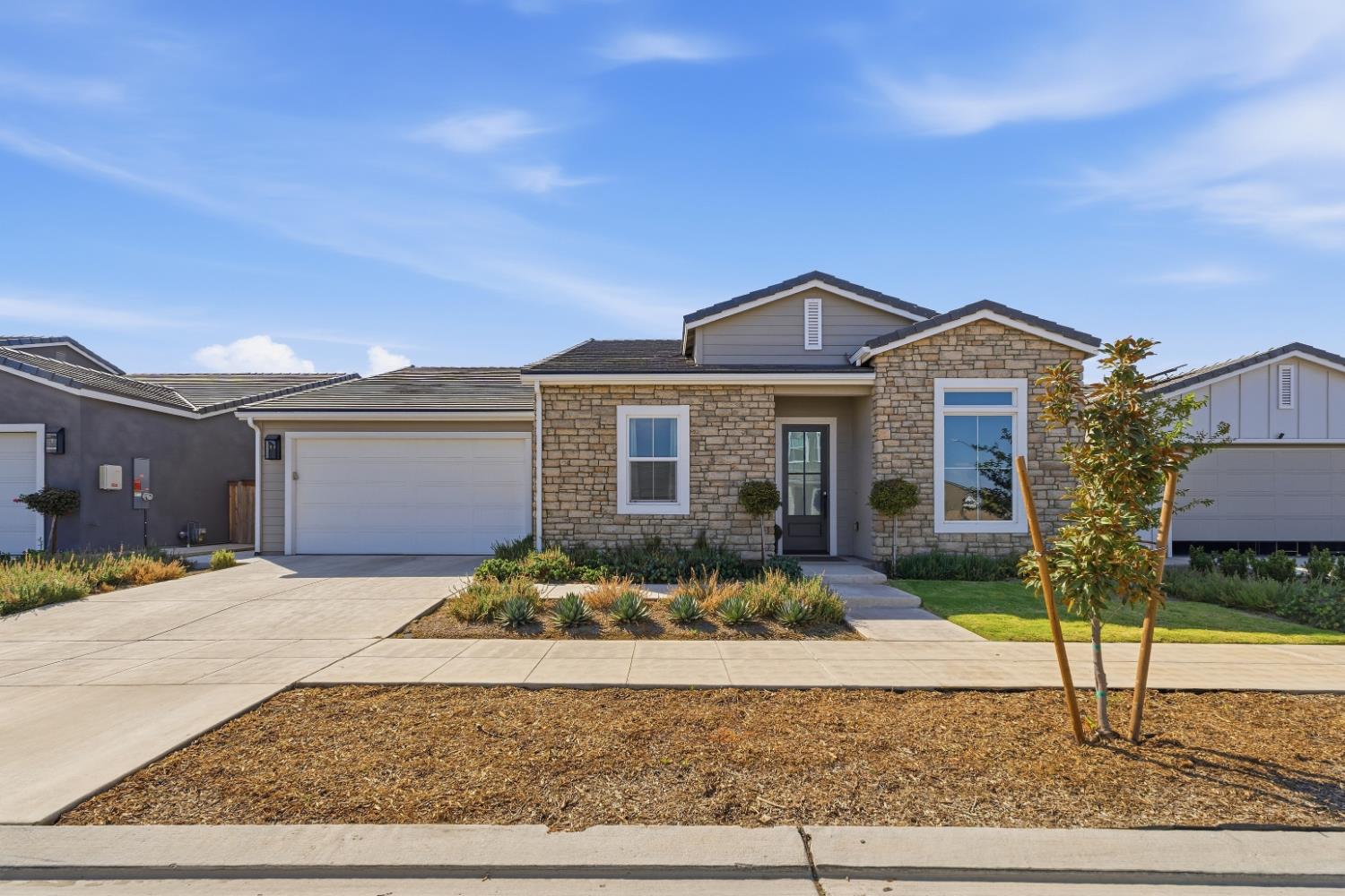 2232 N Russell Ave, Clovis, CA 93619