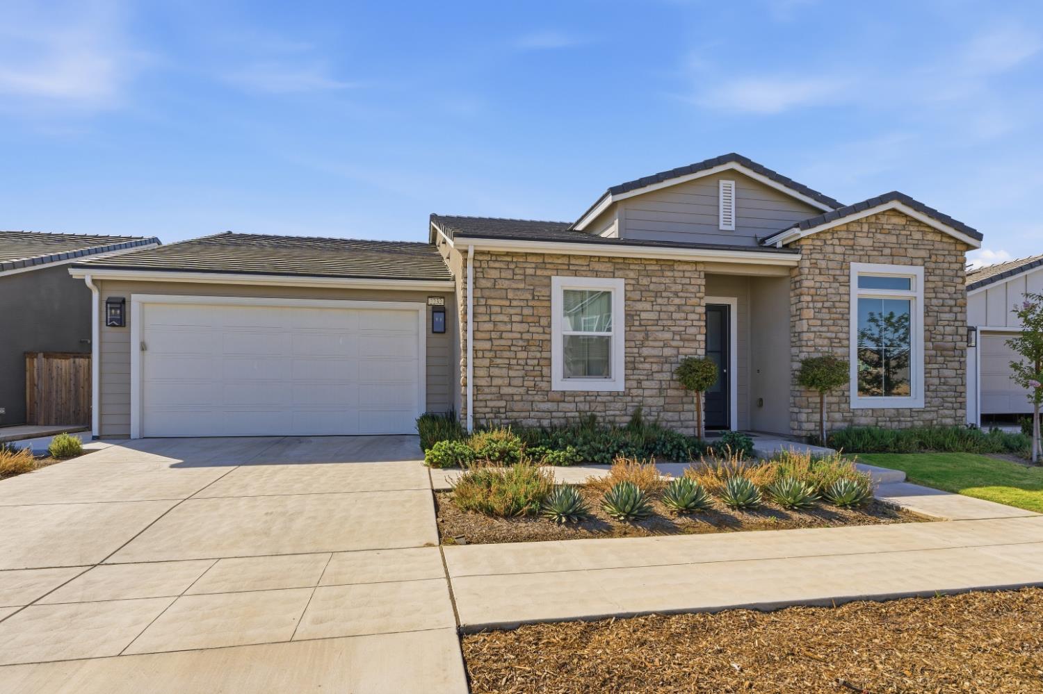 2232 N Russell Ave, Clovis, CA 93619
