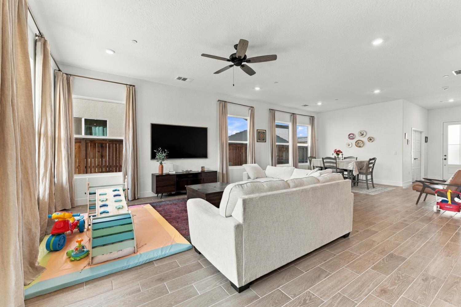 2232 N Russell Ave, Clovis, CA 93619