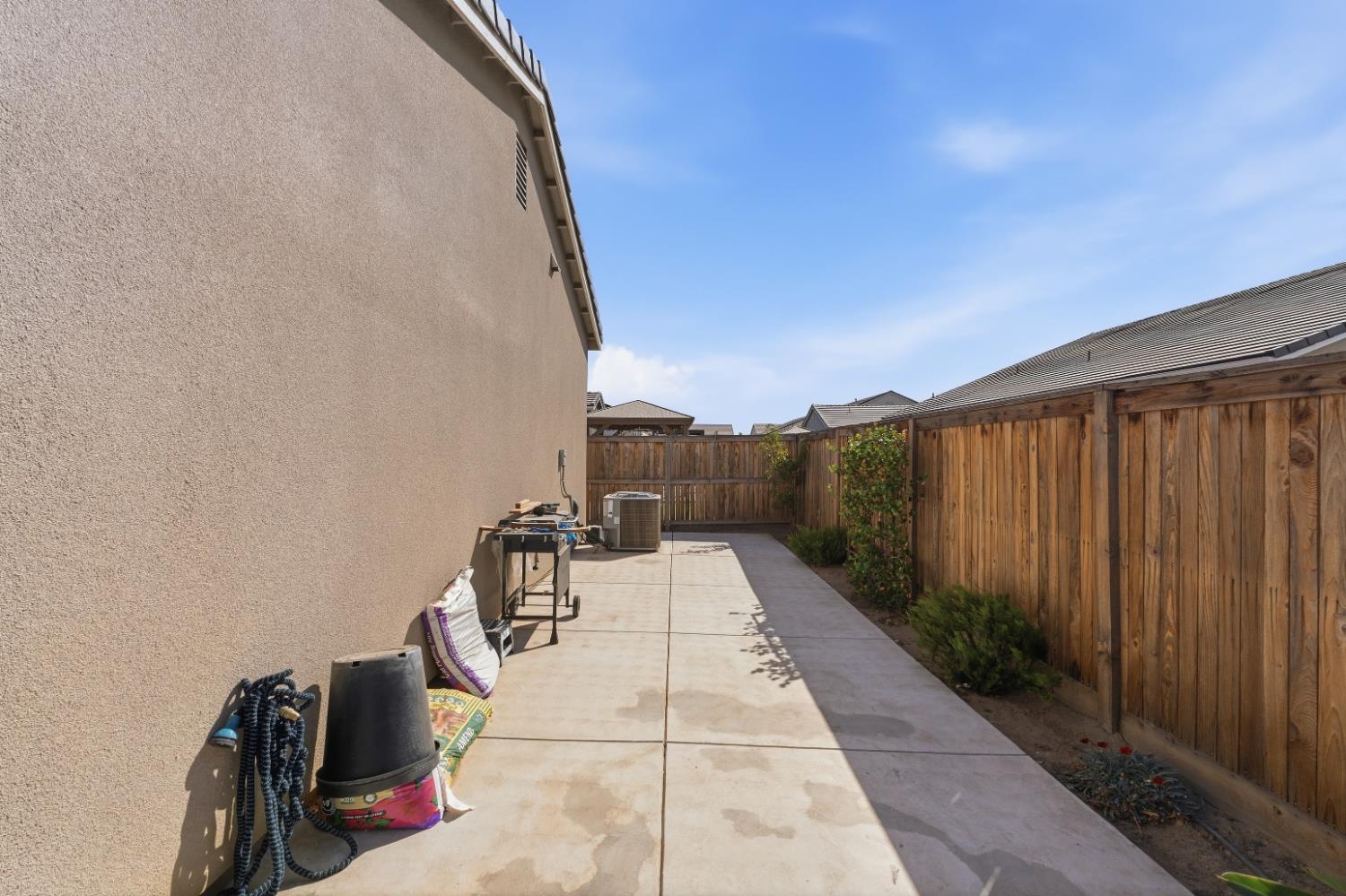 2232 N Russell Ave, Clovis, CA 93619