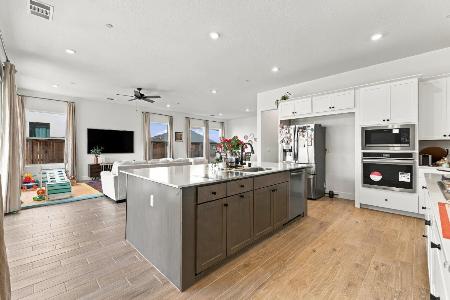 2232 N Russell Ave, Clovis, CA 93619