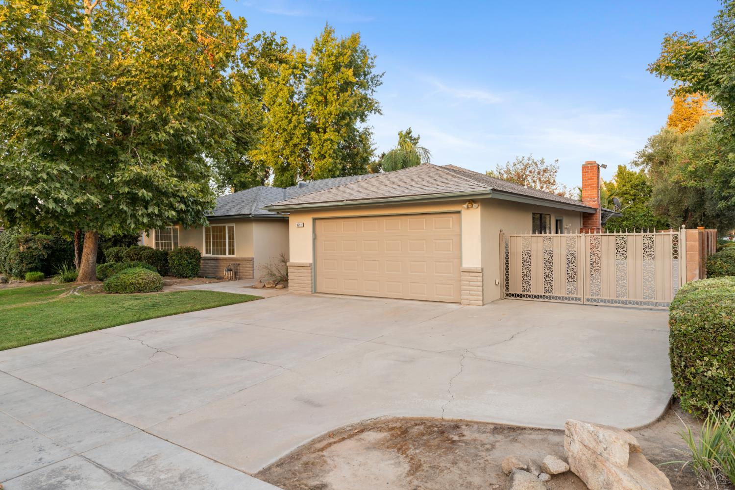 6212 N Feland Ave, Fresno, CA 93711