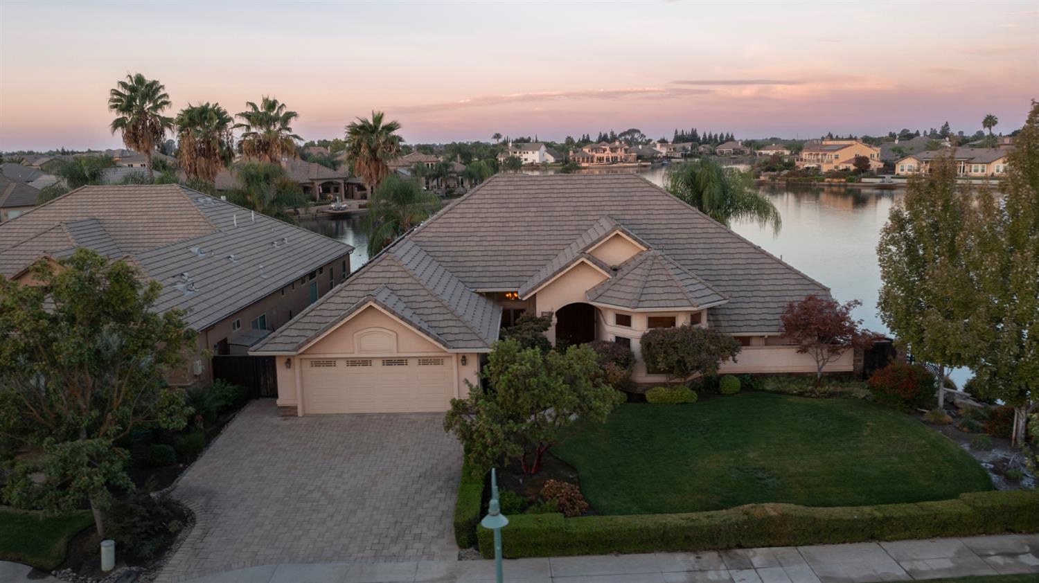 4550 N Waterside Dr, Clovis, CA 93619