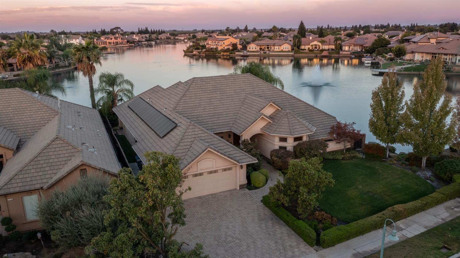 4550 N Waterside Dr, Clovis, CA 93619