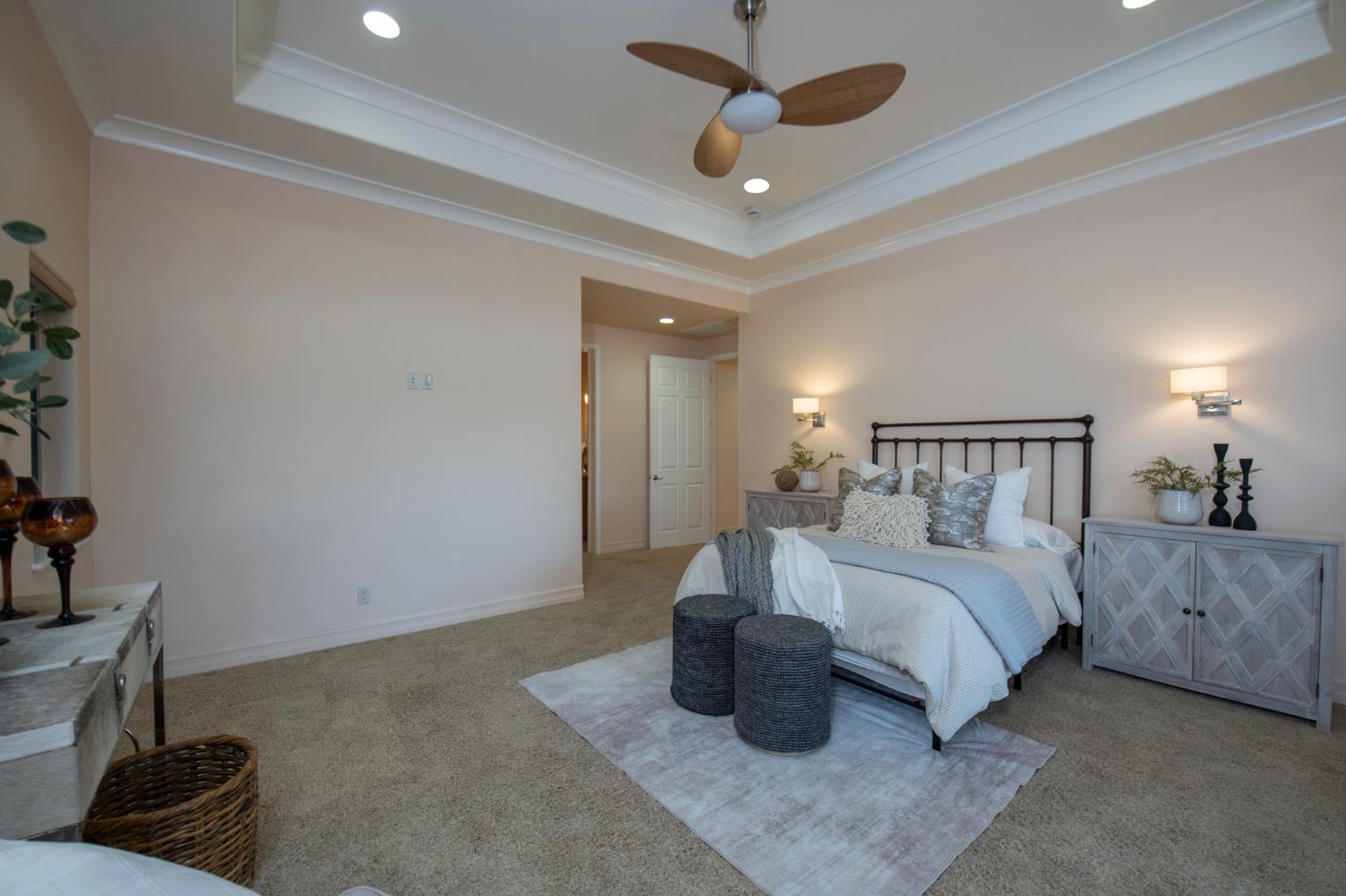 4550 N Waterside Dr, Clovis, CA 93619
