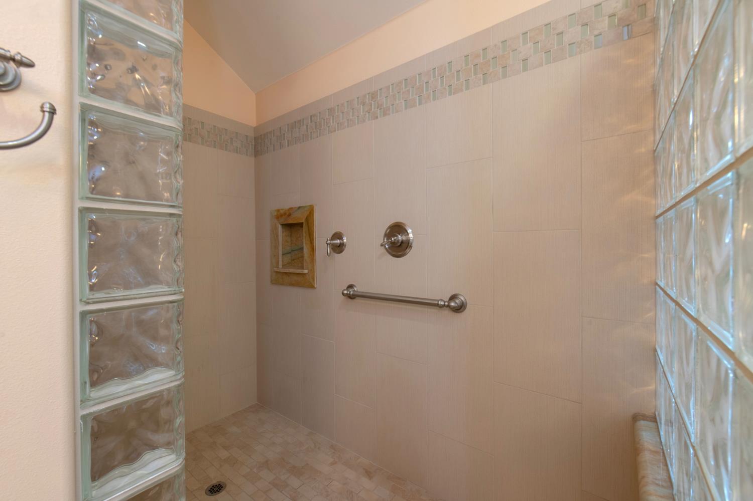 4550 N Waterside Dr, Clovis, CA 93619