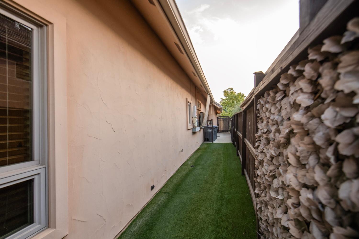 4550 N Waterside Dr, Clovis, CA 93619