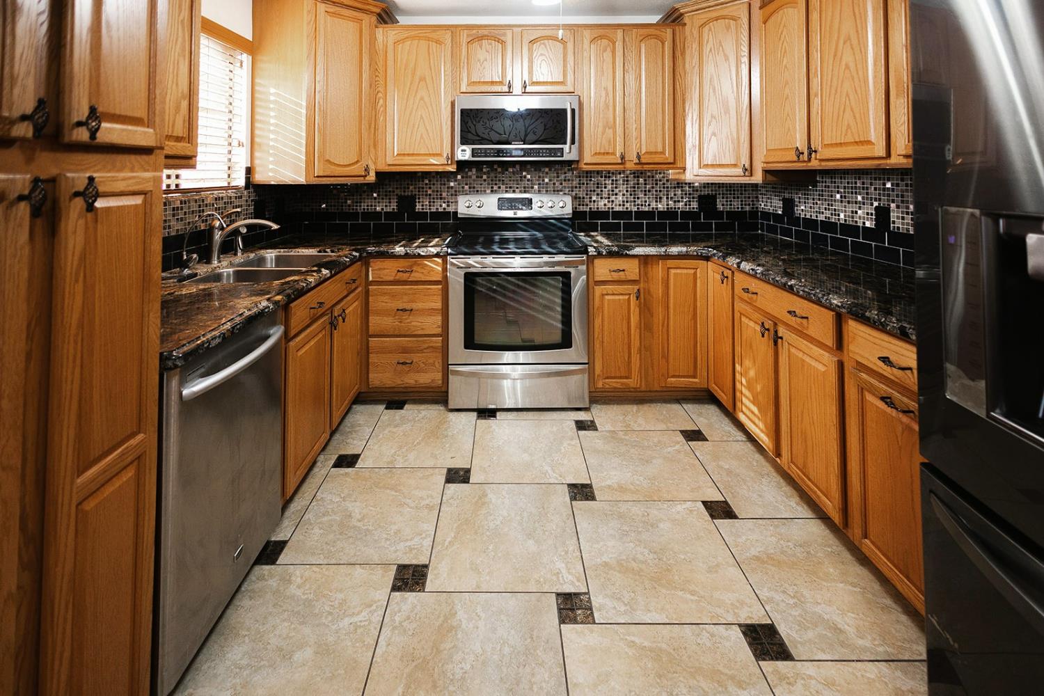 3585 Sunnyside Ave, Clovis, CA 93611