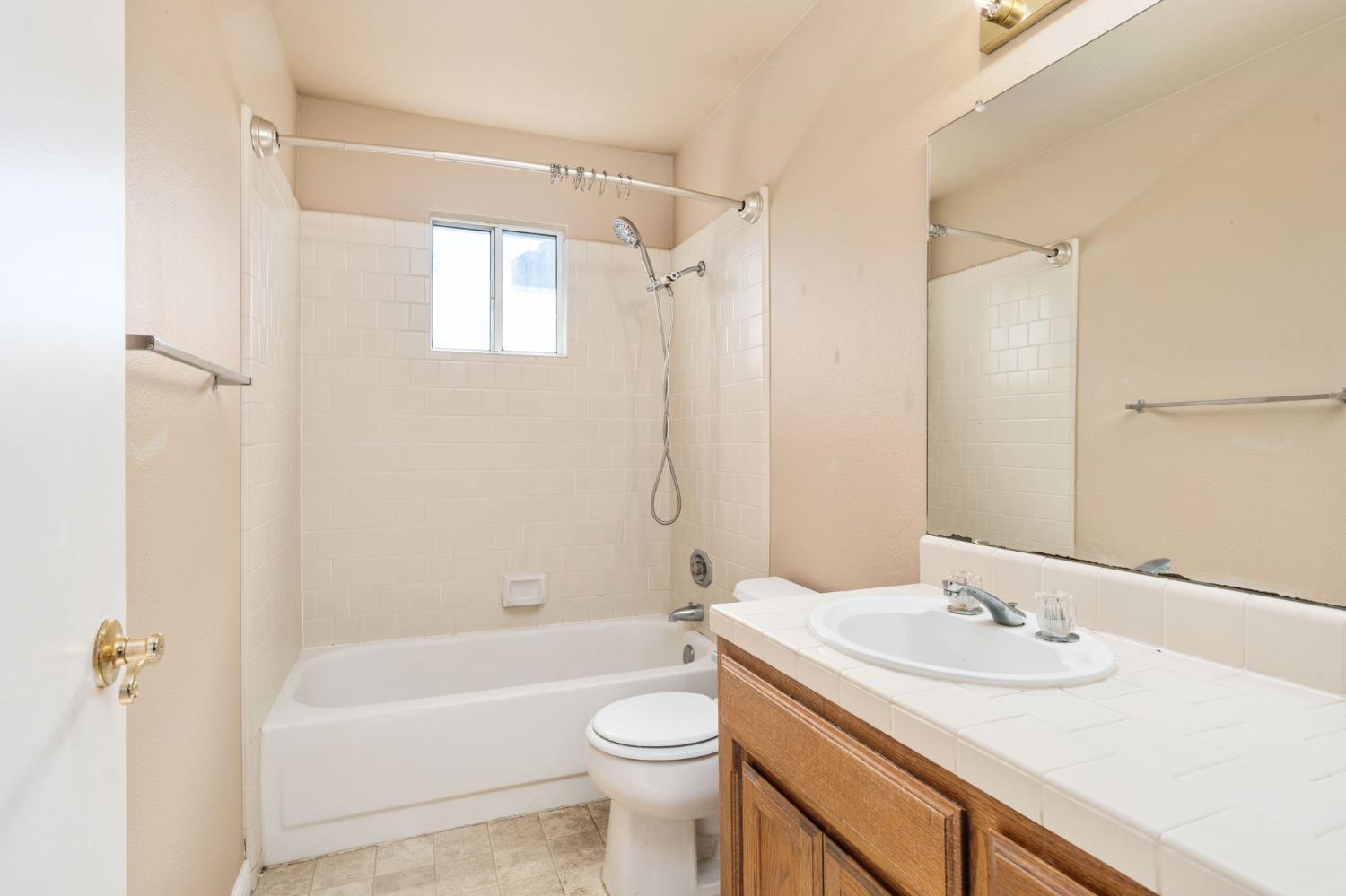 757 E Robin Ln, Fresno, CA 93730