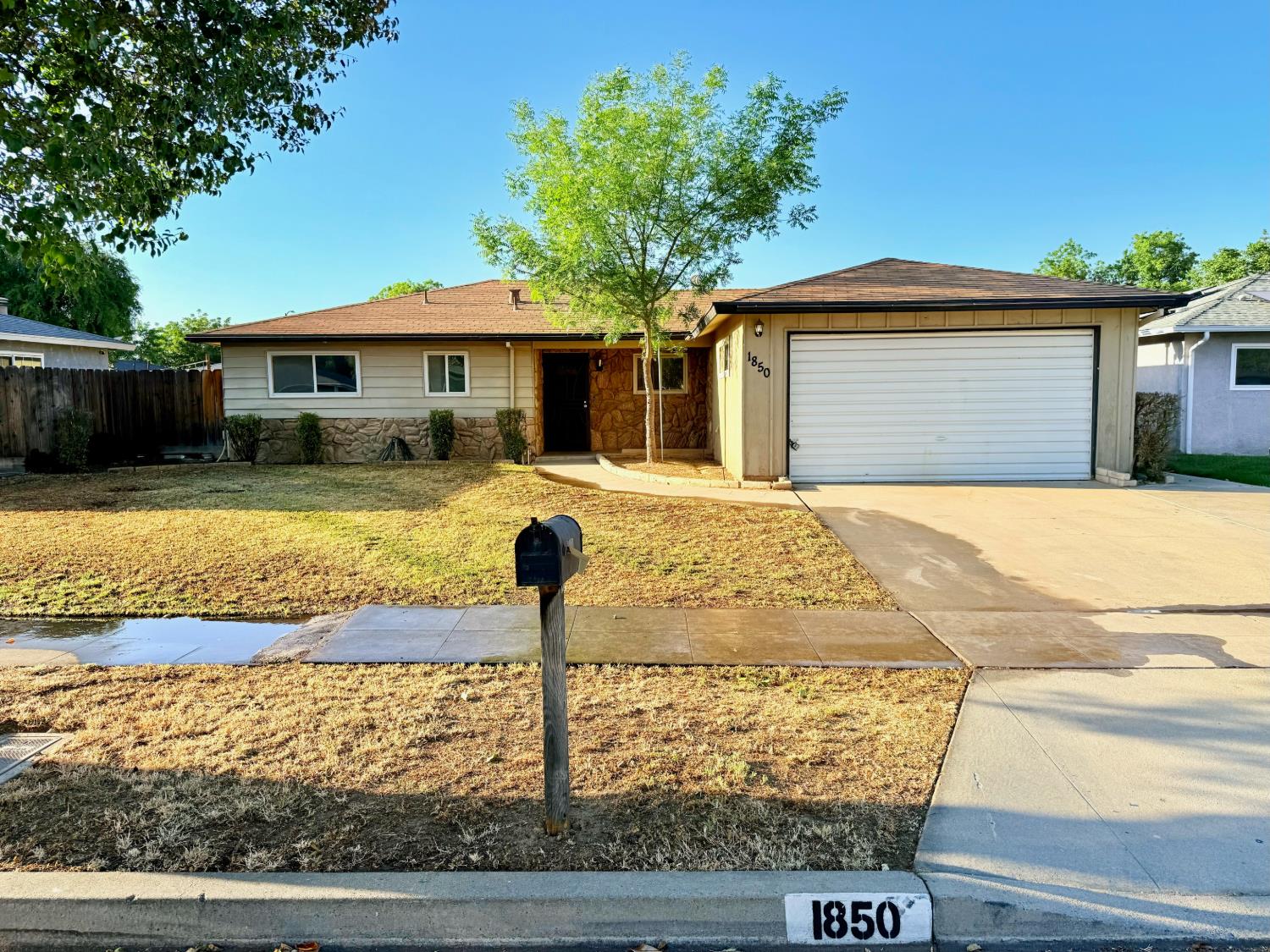 1850 W Donner Ave, Fresno, CA 93705