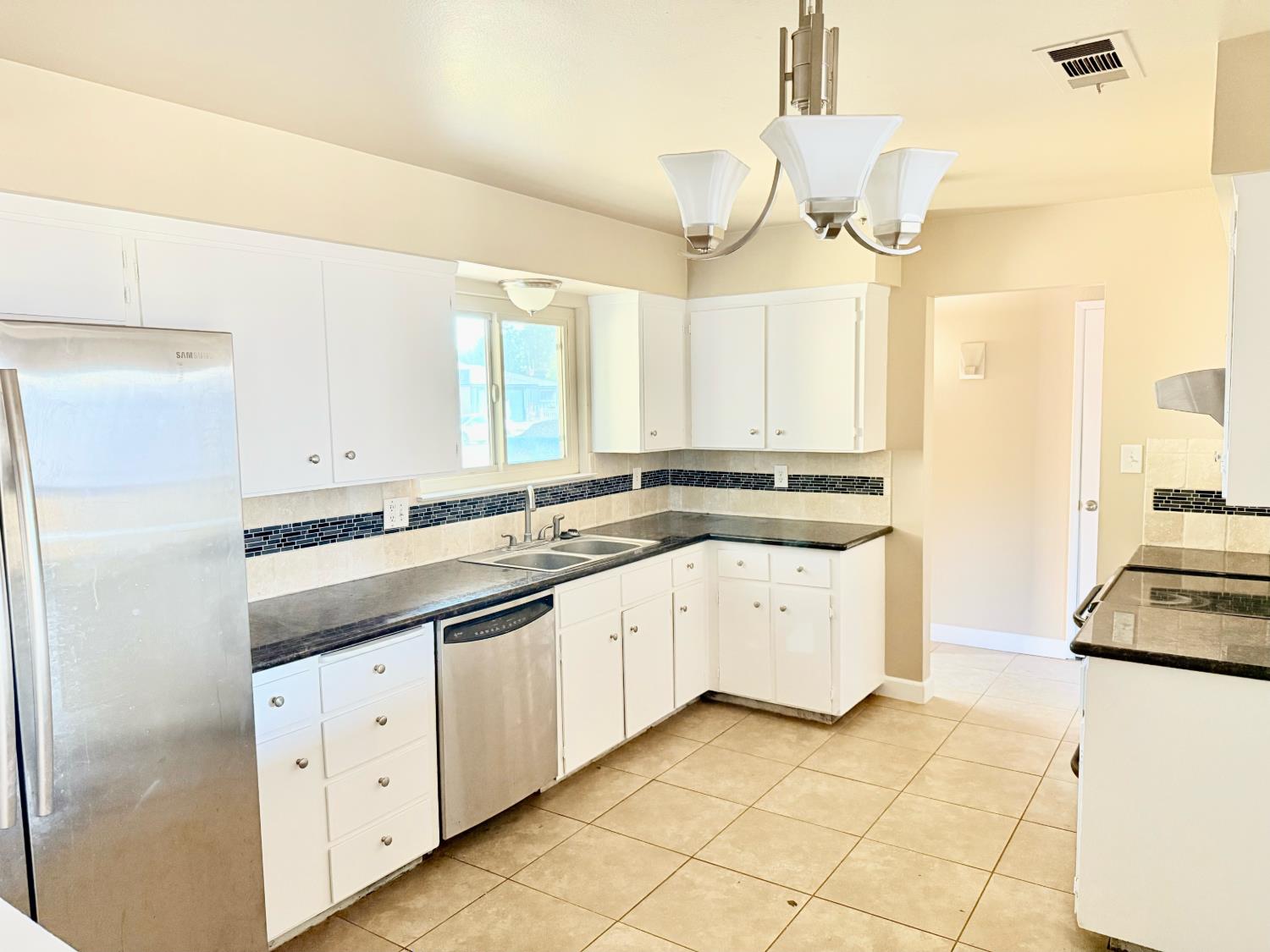 1850 W Donner Ave, Fresno, CA 93705